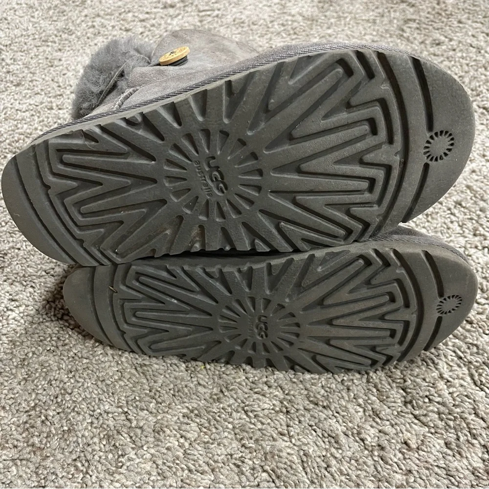 Grey Bailey Button Ugg - Picture 2 of 7